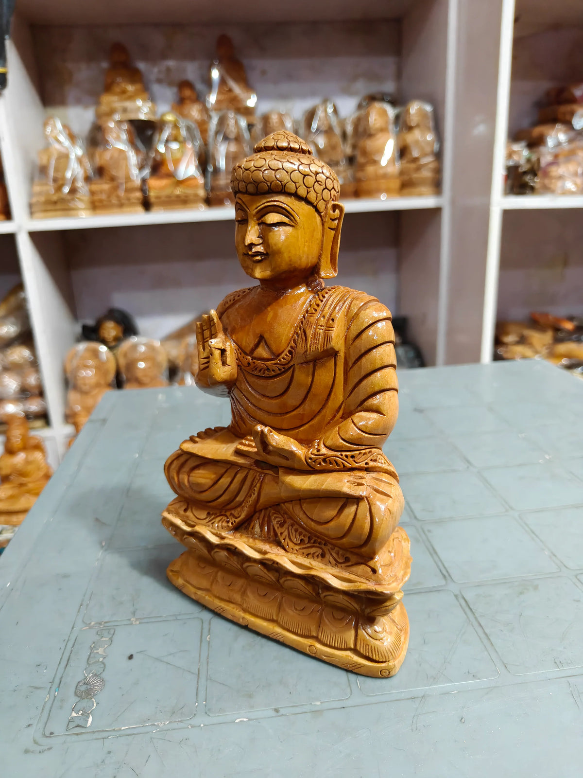 Handgefertigte Buddha-Figur aus Kadam-Holz