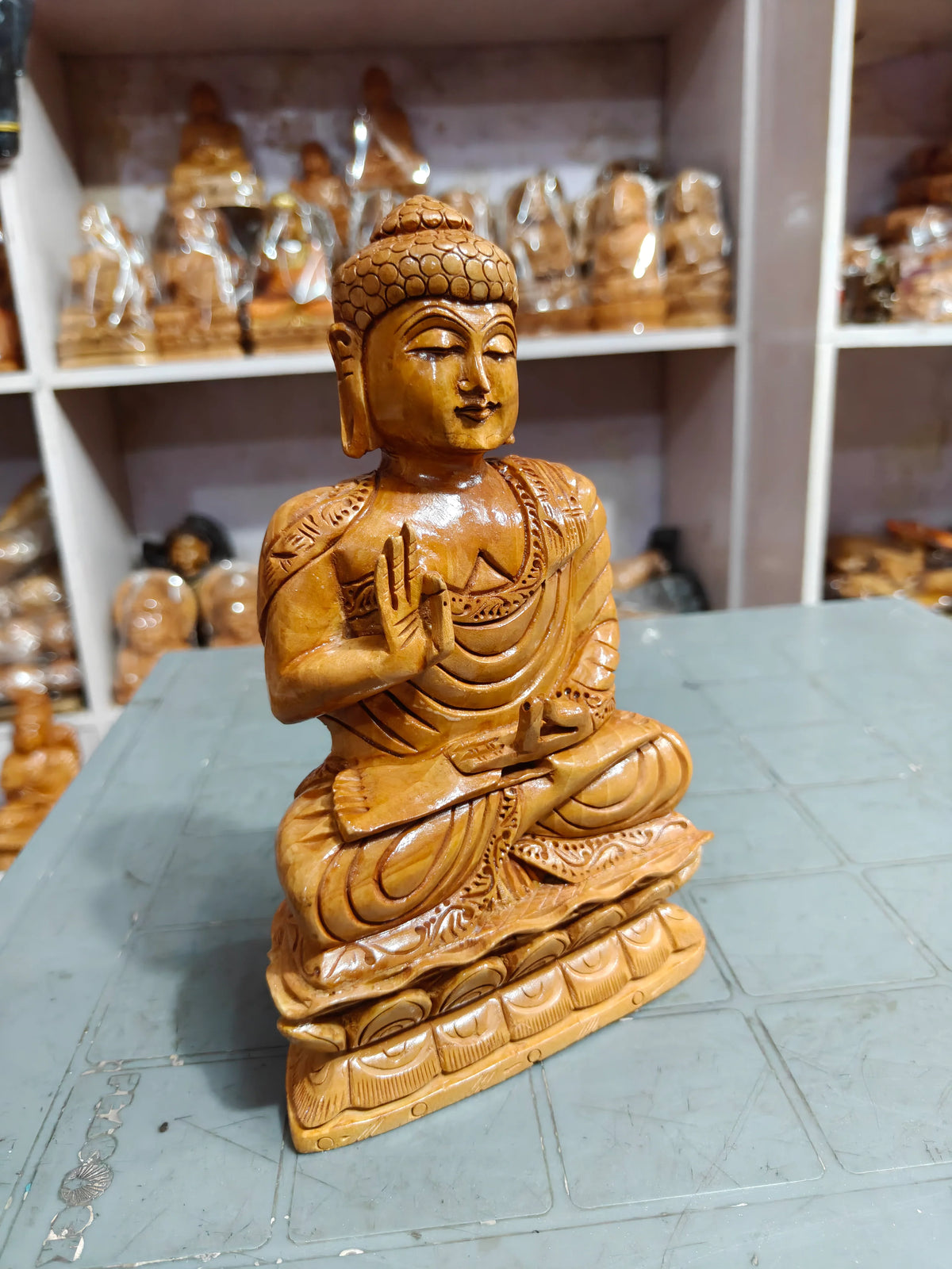 Handgefertigte Buddha-Figur aus Kadam-Holz